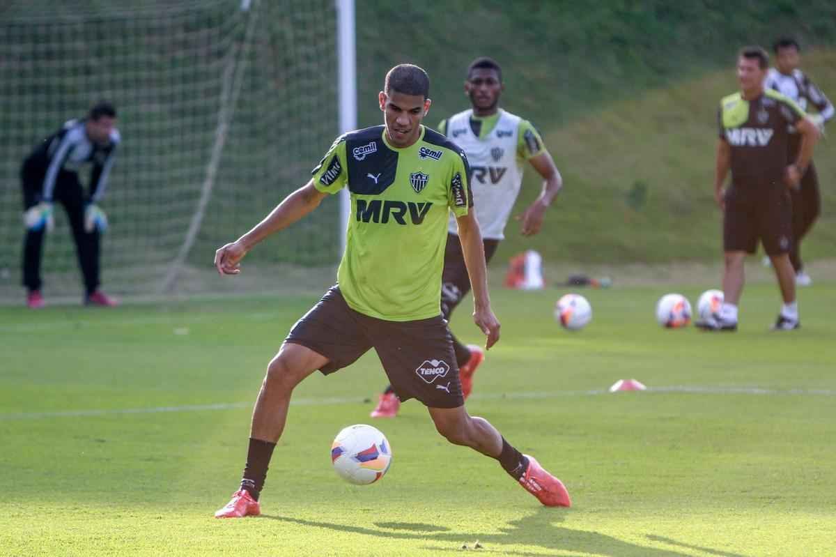 Levir Culpi comandou treino fechado, mas confirmou que Marcos Rocha treinou normalmente e que testou dupla ofensiva com J ao lado de Lucas Pratto. 