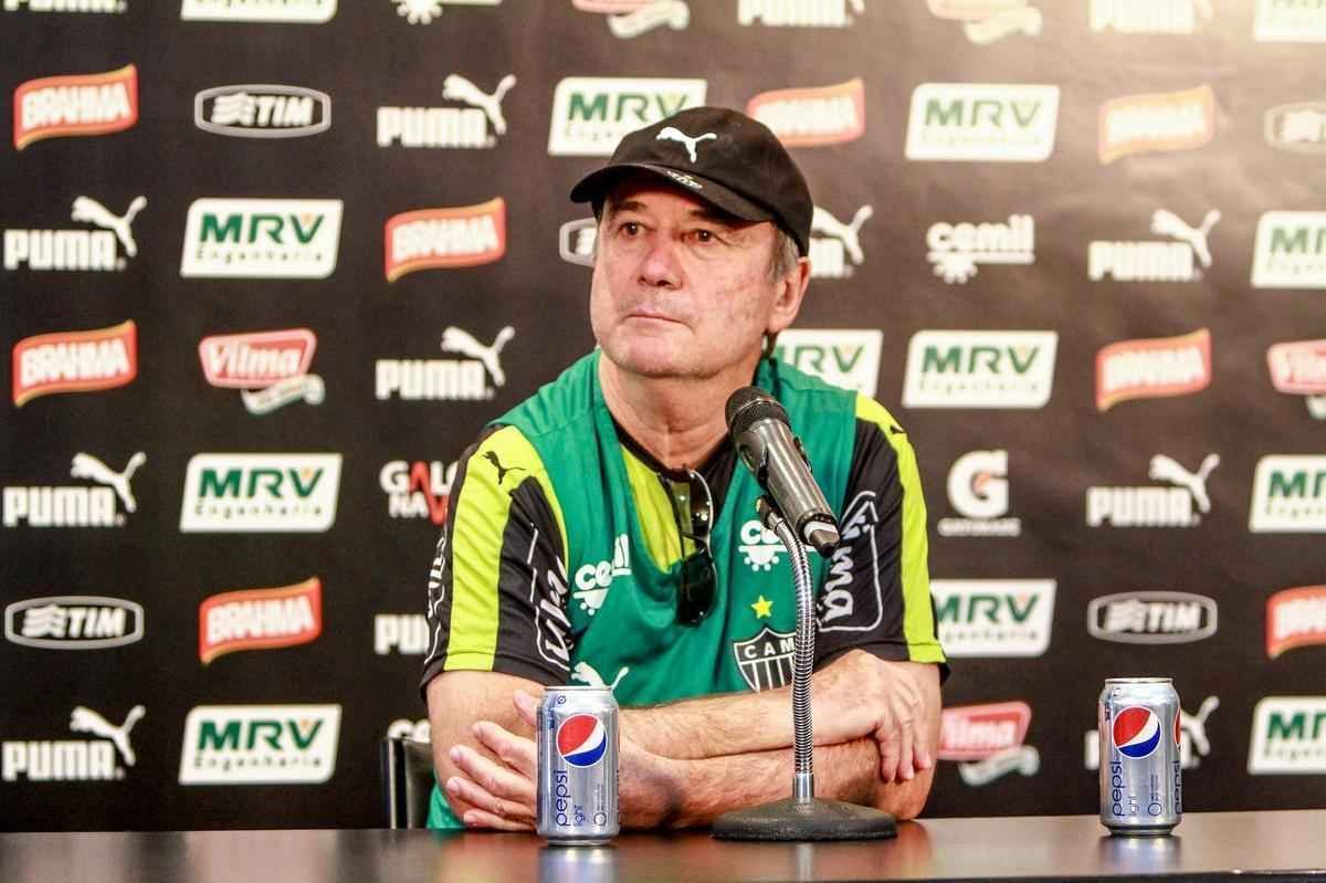 Levir Culpi comandou treino fechado, mas confirmou que Marcos Rocha treinou normalmente e que testou dupla ofensiva com J ao lado de Lucas Pratto. 