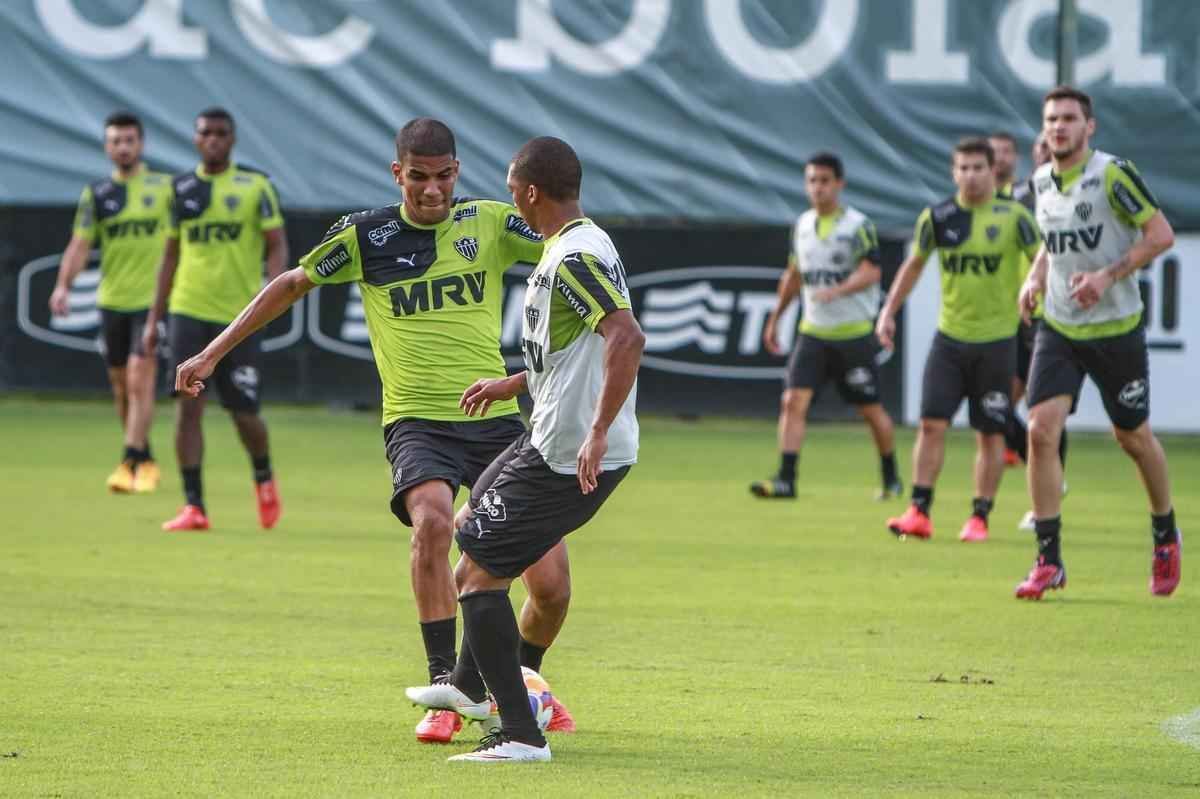 Levir Culpi comandou treino fechado, mas confirmou que Marcos Rocha treinou normalmente e que testou dupla ofensiva com J ao lado de Lucas Pratto. 