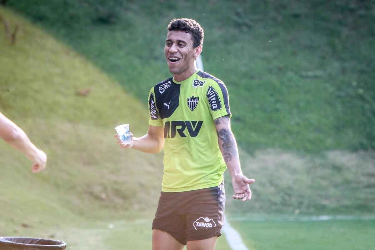 Levir Culpi comandou treino fechado, mas confirmou que Marcos Rocha treinou normalmente e que testou dupla ofensiva com J ao lado de Lucas Pratto. 