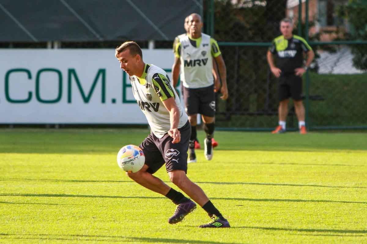 Levir Culpi comandou treino fechado, mas confirmou que Marcos Rocha treinou normalmente e que testou dupla ofensiva com J ao lado de Lucas Pratto. 