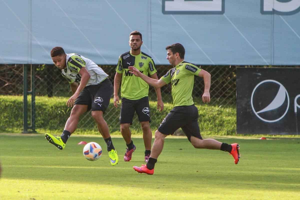 Levir Culpi comandou treino fechado, mas confirmou que Marcos Rocha treinou normalmente e que testou dupla ofensiva com J ao lado de Lucas Pratto. 