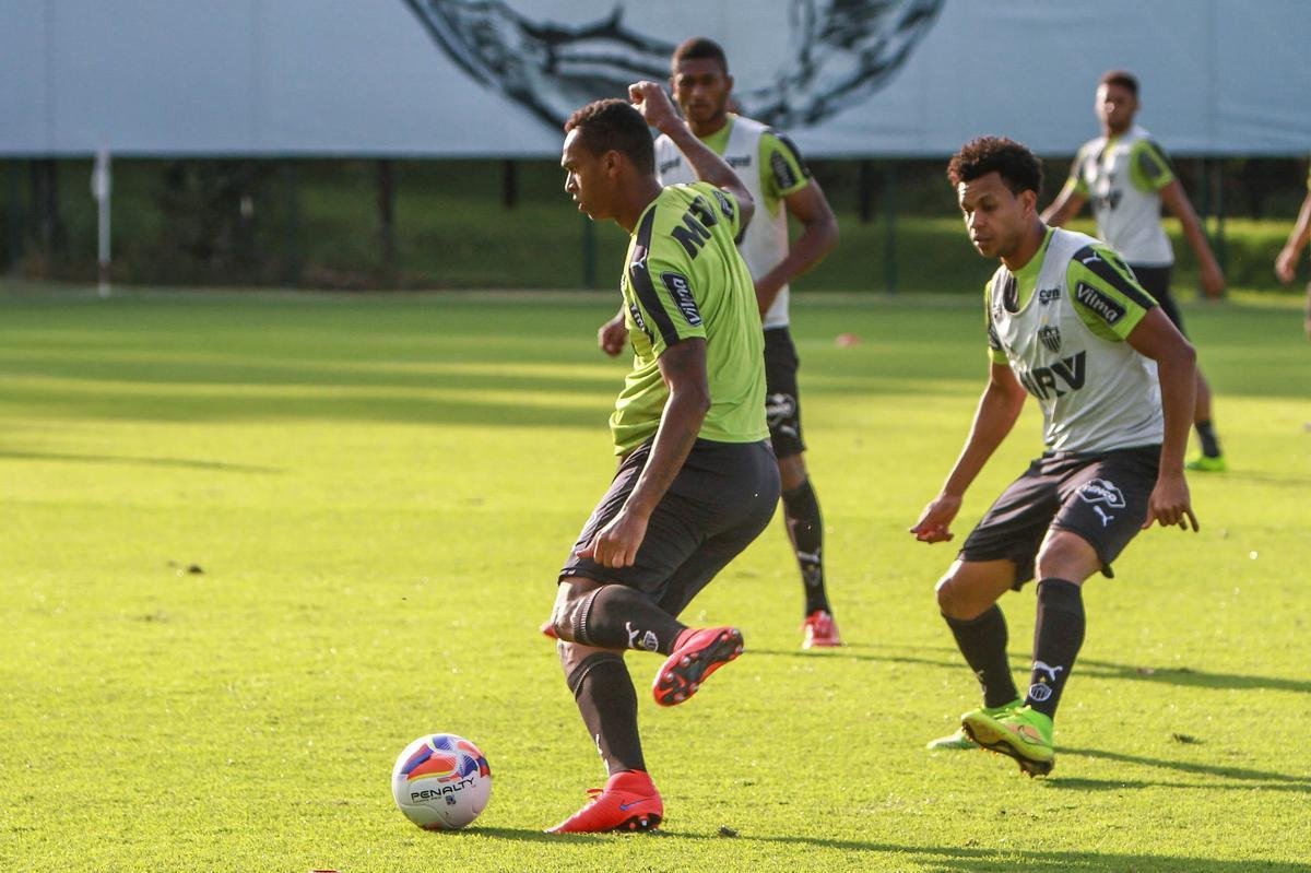 Levir Culpi comandou treino fechado, mas confirmou que Marcos Rocha treinou normalmente e que testou dupla ofensiva com J ao lado de Lucas Pratto. 