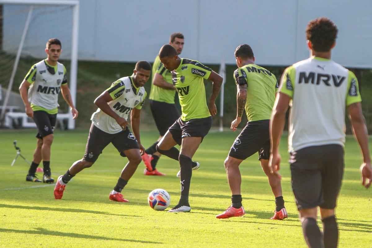 Levir Culpi comandou treino fechado, mas confirmou que Marcos Rocha treinou normalmente e que testou dupla ofensiva com J ao lado de Lucas Pratto. 