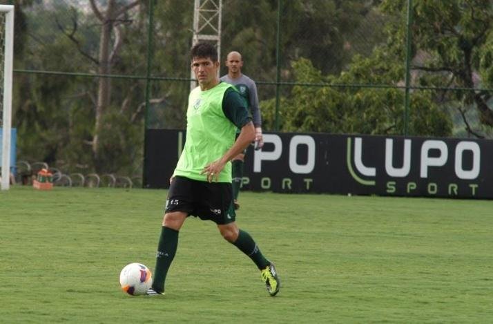 Alison (zagueiro) - contratado no incio do ano ao Treze-PB, o experiente de 31 anos  homem de confiana de Givanildo Oliveira e sempre atuou com segurana nas quatro vezes que foi acionado nesta temporada. Na estreia do Coelho na Srie B, contra o Bahia, Alison ser titular no lugar de Wesley Matos, que ter de cumprir suspenso.