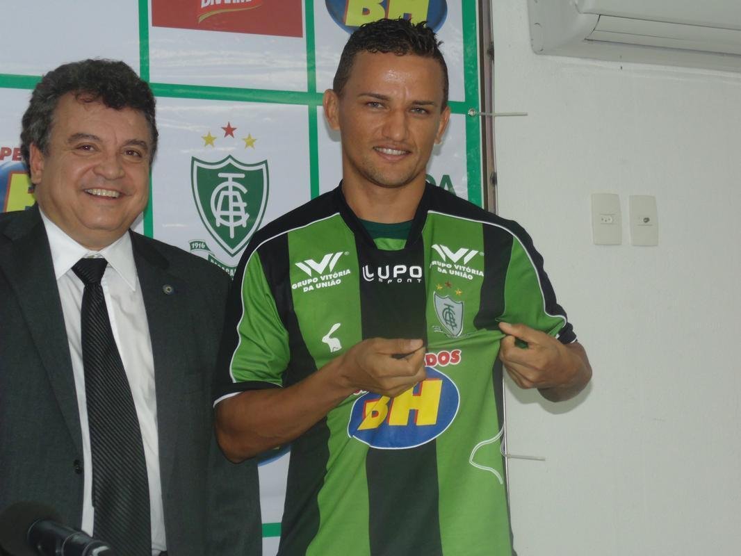Raul (lateral-esquerdo) - na Srie B de 2014, Raul disputou 15 jogos e deu duas assistncias. Com ele em campo, o Amrica venceu nove vezes, empatou trs e perdeu trs. Depois de um breve retorno ao Bahia, onde no se entendeu com a torcida, o lateral-esquerdo voltou ao CT Lanna Drumond. Sua nica partida pelo Coelho em 2015 foi na vitria sobre o Democrata, por 2 a 1, pela ltima rodada da primeira fase do Campeonato Mineiro.