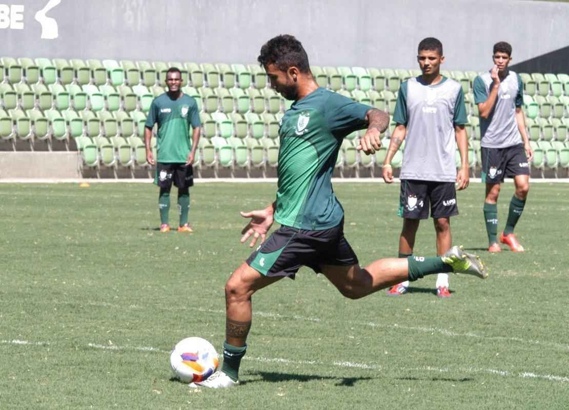 Pedrinho (meia) %u2013 era prestigiado nas categorias de base do So Paulo, clube detentor de seus direitos econmicos, mas, sem espao no profissional, acabou duas vezes emprestado. No Amrica, havia a expectativa para que o meia-atacante pudesse desenvolver seu potencial, porm nada disso aconteceu. Pedrinho jogou uma vez como titular e cinco na condio de suplente. Ou melhor, entrou em campo. No deu uma assistncia e tampouco construiu alguma jogada de perigo. Dificilmente permanecer no grupo para a Srie B do Brasileiro.