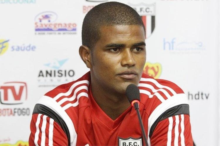 Henrique Santos (meia) - assim como Tony, Henrique tambm apareceu bem no Campeonato Paulista. Com a camisa do Botafogo-SP, que avanou para as quartas de final, marcou um gol em oito jogos. Sua melhor temporada na carreira, todavia, foi em 2011, quando ajudou a Portuguesa a conquistar a Srie B do Brasileiro anotando 11 tentos em 32 partidas.