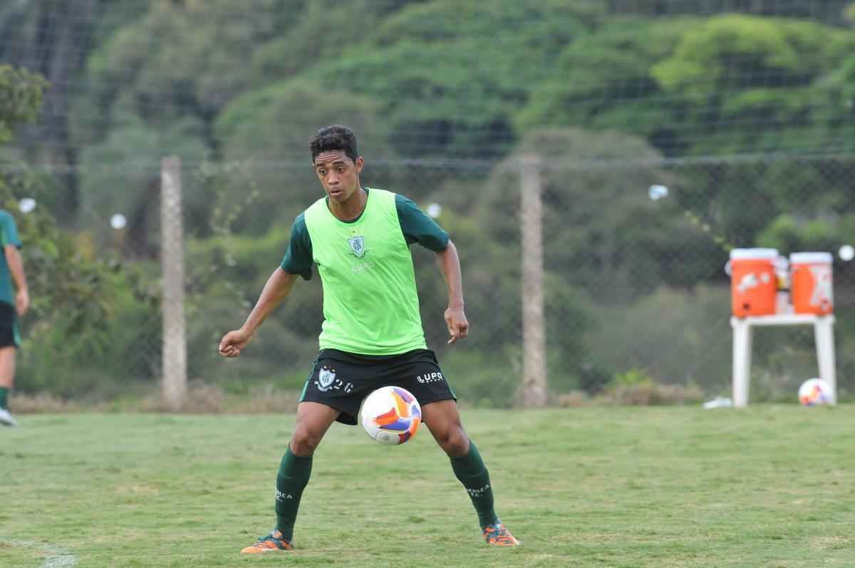 Felipe Amorim (atacante) - emprestado pelo Gois, comeou bem o ano pelo Amrica, mas caiu de produo. Ainda assim continua sendo o artilheiro da equipe, com quatro gols em 12 jogos. Tambm contribuiu com duas assistncias. Felipe deve formar o ataque do Coelho ao lado de Rubens na estreia da Srie B, contra o Bahia, no Horto.