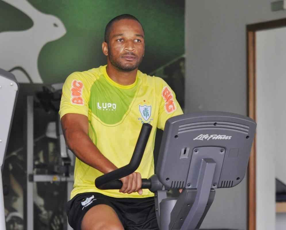 Rodrigo Silva (atacante) - talvez tenha sido a grande decepo do Amrica no primeiro semestre de 2015. Contratado para ser o goleador, Rodrigo no repetiu a boa passagem pelo ABC-RN, entre 2013 e 2014, quando marcou 43 gols em 77 jogos. No Coelho, balanou a rede somente uma vez em nove partidas (sete como titular) e sua continuidade para a Srie B est ameaada.