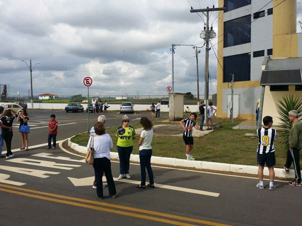 Torcedores alvinegros aguardam chegada do Atltico a Varginha, local do segundo jogo da final do Campeonato Mineiro, contra a Caldense 