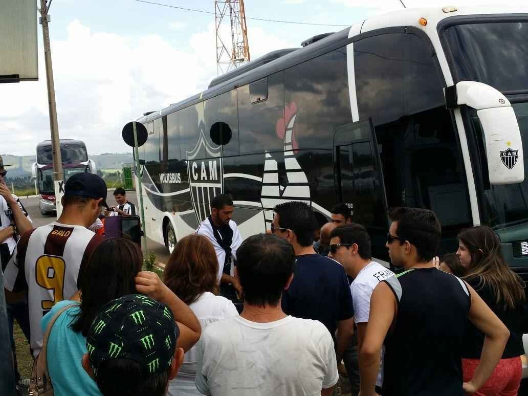 Torcedores alvinegros aguardam chegada do Atltico a Varginha, local do segundo jogo da final do Campeonato Mineiro, contra a Caldense 