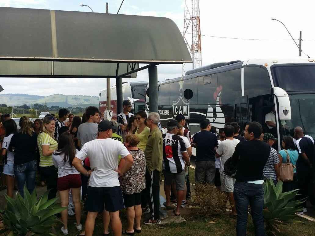 Torcedores alvinegros aguardam chegada do Atltico a Varginha, local do segundo jogo da final do Campeonato Mineiro, contra a Caldense 