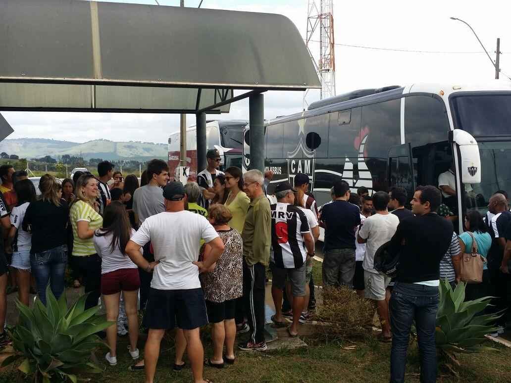Torcedores alvinegros aguardam chegada do Atltico a Varginha, local do segundo jogo da final do Campeonato Mineiro, contra a Caldense 