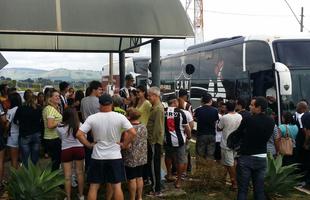 Torcedores alvinegros aguardam chegada do Atltico a Varginha, local do segundo jogo da final do Campeonato Mineiro, contra a Caldense 