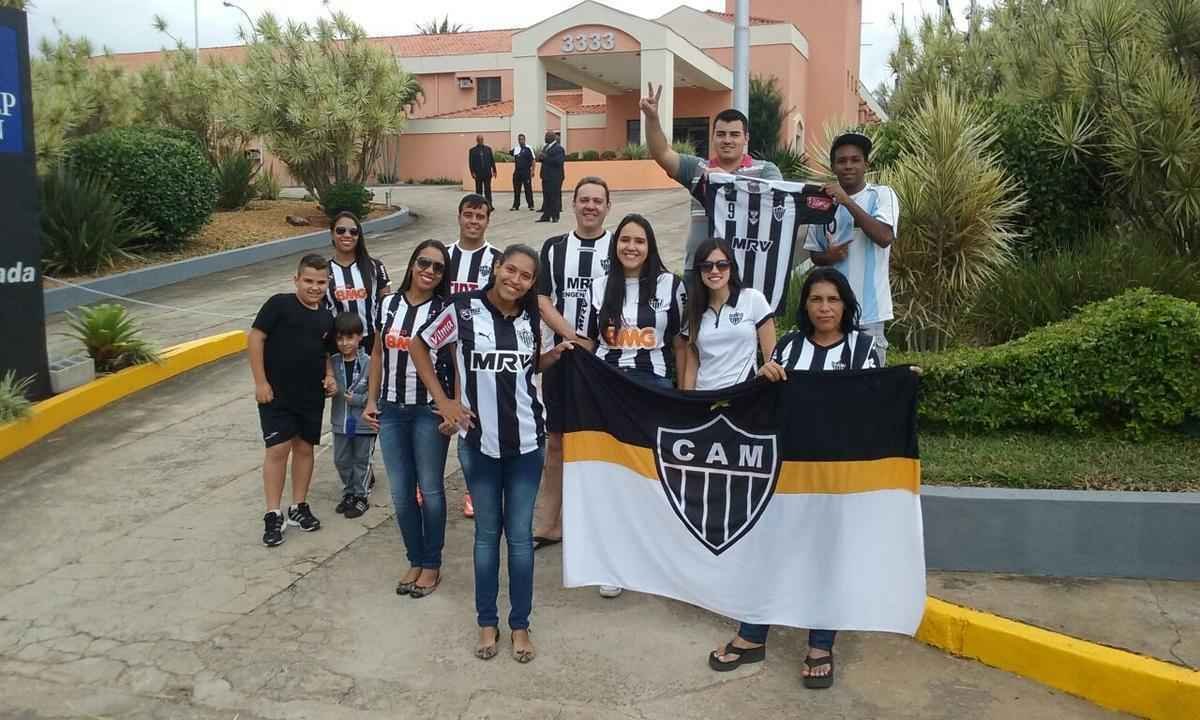 Torcedores alvinegros aguardam chegada do Atltico a Varginha, local do segundo jogo da final do Campeonato Mineiro, contra a Caldense 