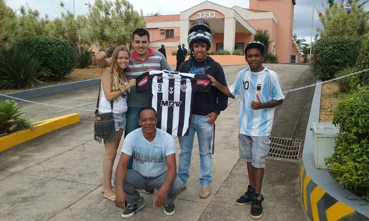 Torcedores alvinegros aguardam chegada do Atltico a Varginha, local do segundo jogo da final do Campeonato Mineiro, contra a Caldense 