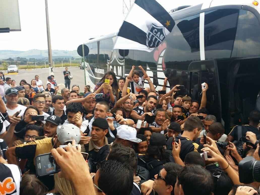 Atltico  recebido com muita festa pela torcida em Varginha, palco da deciso do Campeonato Mineiro, contra a Caldense 