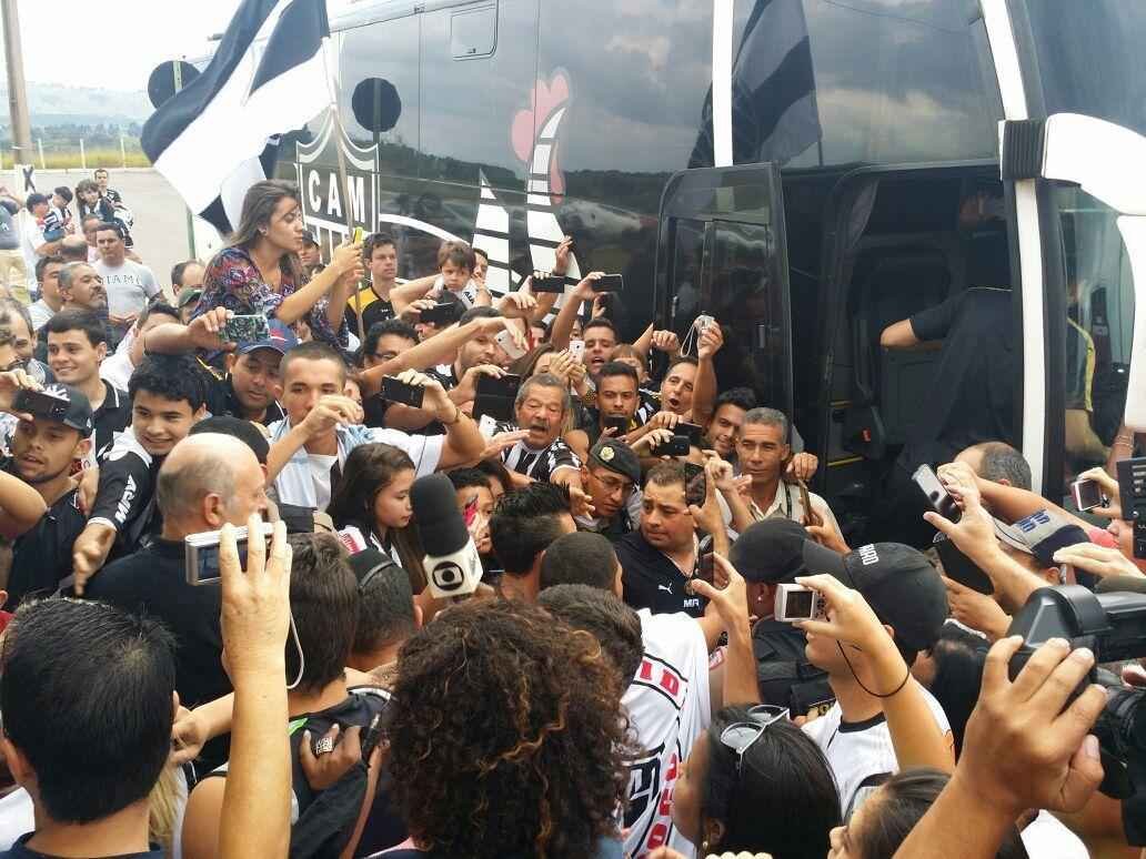 Atltico  recebido com muita festa pela torcida em Varginha, palco da deciso do Campeonato Mineiro, contra a Caldense 