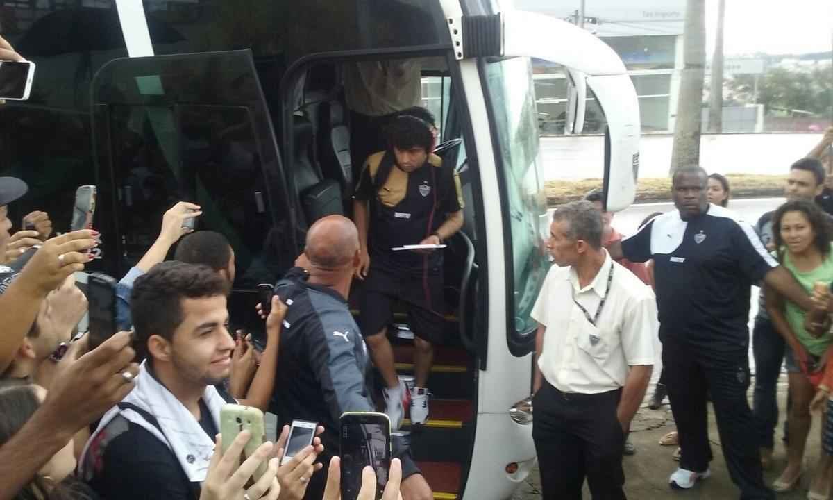 Chegada do Atltico ao hotel em Varginha 