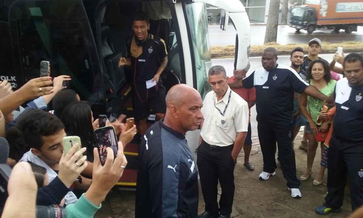 Chegada do Atltico ao hotel em Varginha 