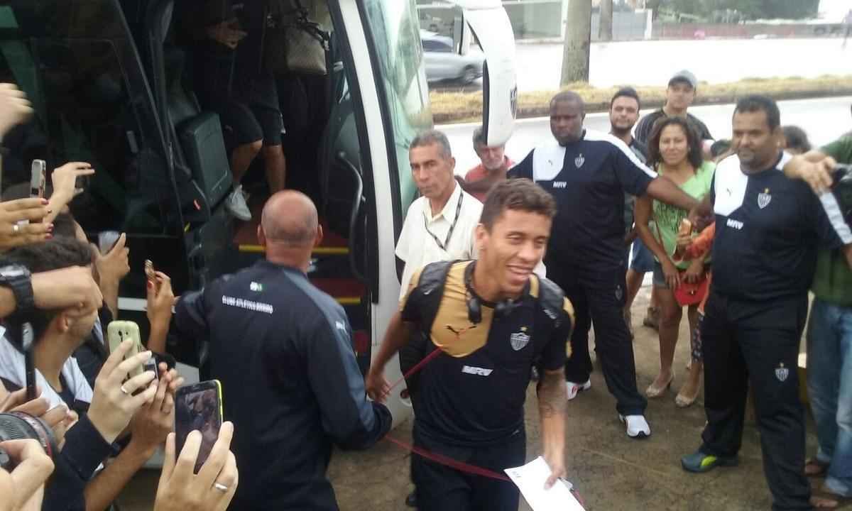 Chegada do Atltico ao hotel em Varginha 