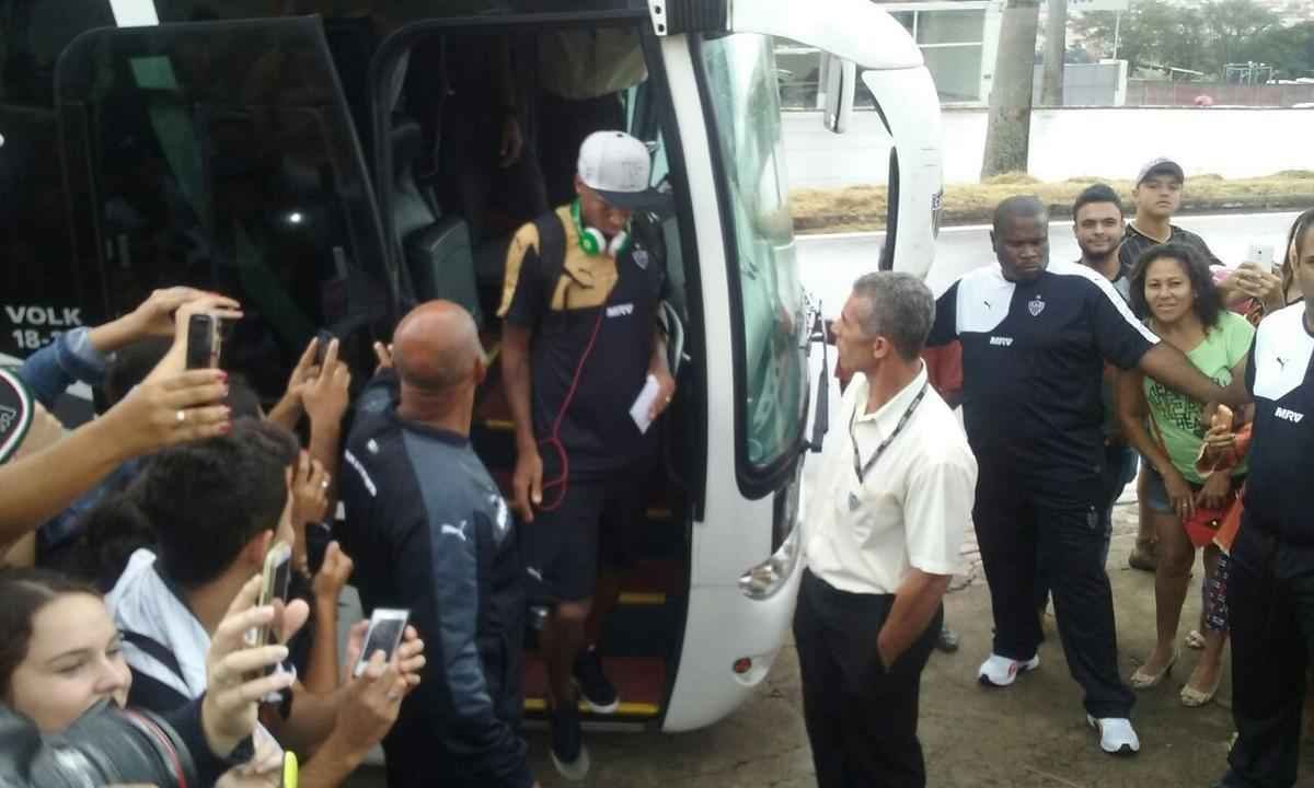 Chegada do Atltico ao hotel em Varginha 