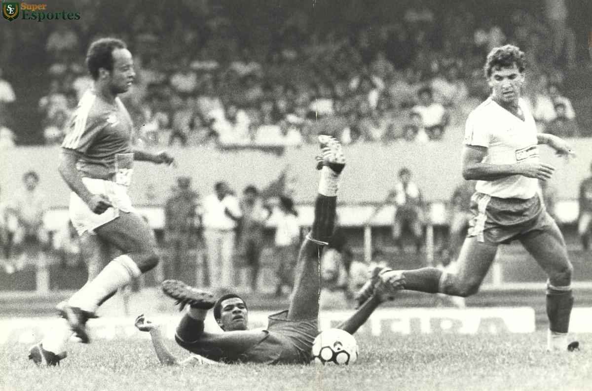 1986 - Reinaldo fez dois jogos pelo Cruzeiro e no marcou nenhum gol. Na foto, o duelo com o Bahia.
