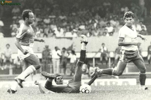 1986 - Reinaldo fez dois jogos pelo Cruzeiro e no marcou nenhum gol. Na foto, o duelo com o Bahia.