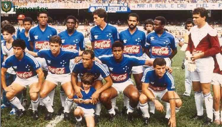 1988 - Paulo Isidoro (o segundo da esquerda para a direita, de p) vestiu a camisa azul entre 1988 e 1990, e foi campeo mineiro no ltimo ano. Marcou cinco gols pelo Cruzeiro. Na foto, o time celeste de 1988.