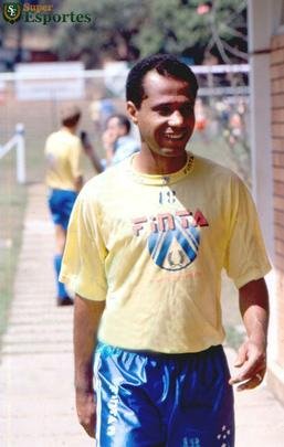 1991 - Luizinho chegou ao Cruzeiro em dezembro de 1991 e foi campeo mineiro e da Supercopa de 1992 e ainda da Copa do Brasil de 1993. O clssico zagueiro marcou um gol no clube.