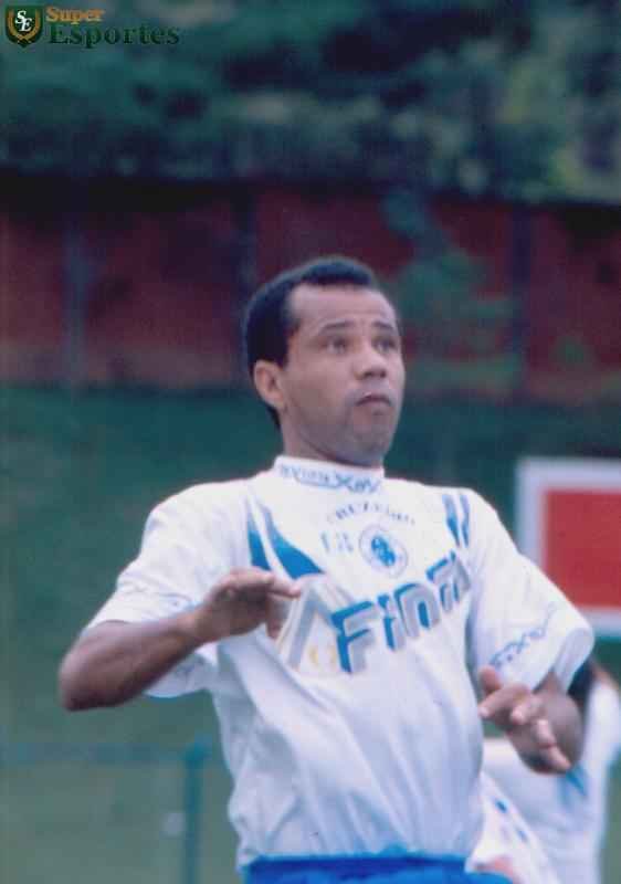 1991 - Luizinho chegou ao Cruzeiro em dezembro de 1991 e foi campeo mineiro e da Supercopa de 1992 e ainda da Copa do Brasil de 1993. O clssico zagueiro marcou um gol no clube.
