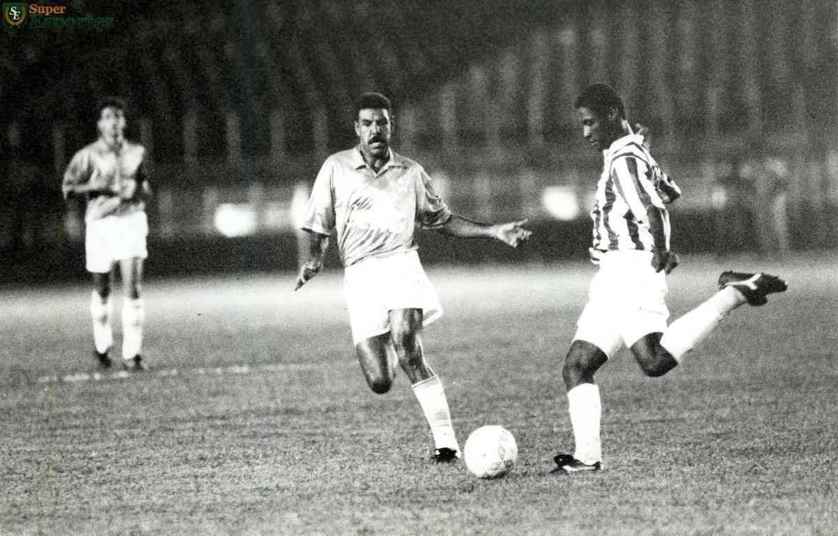 1994 - Toninho Cerezo jogou no Cruzeiro em 1994 e foi campeo mineiro naquele ano. O meio-campista fez seis gols com a camisa celeste.