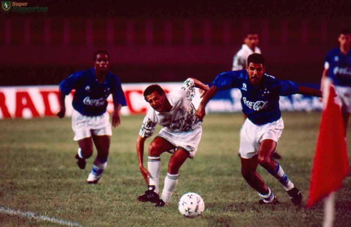 1994 - Toninho Cerezo jogou no Cruzeiro em 1994 e foi campeo mineiro naquele ano. O meio-campista fez seis gols com a camisa celeste.