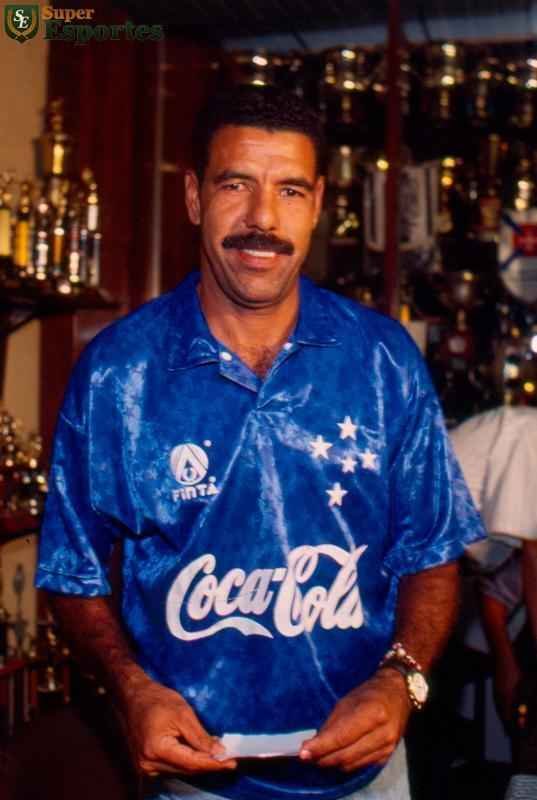 1994 - Toninho Cerezo jogou no Cruzeiro em 1994 e foi campeo mineiro naquele ano. O meio-campista fez seis gols com a camisa celeste.