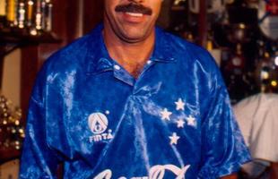 1994 - Toninho Cerezo jogou no Cruzeiro em 1994 e foi campeo mineiro naquele ano. O meio-campista fez seis gols com a camisa celeste.