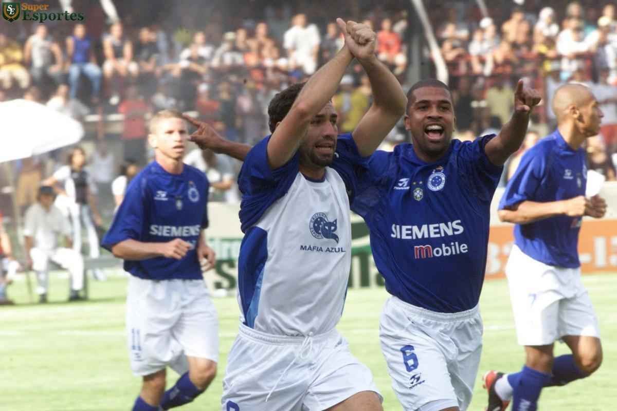 2004 - Guilherme marcou 14 gols pelo Cruzeiro em 2004 e foi campeo mineiro. Na foto, o gol marcado sobre o Atltico na derrota cruzeirense por 5 a 3