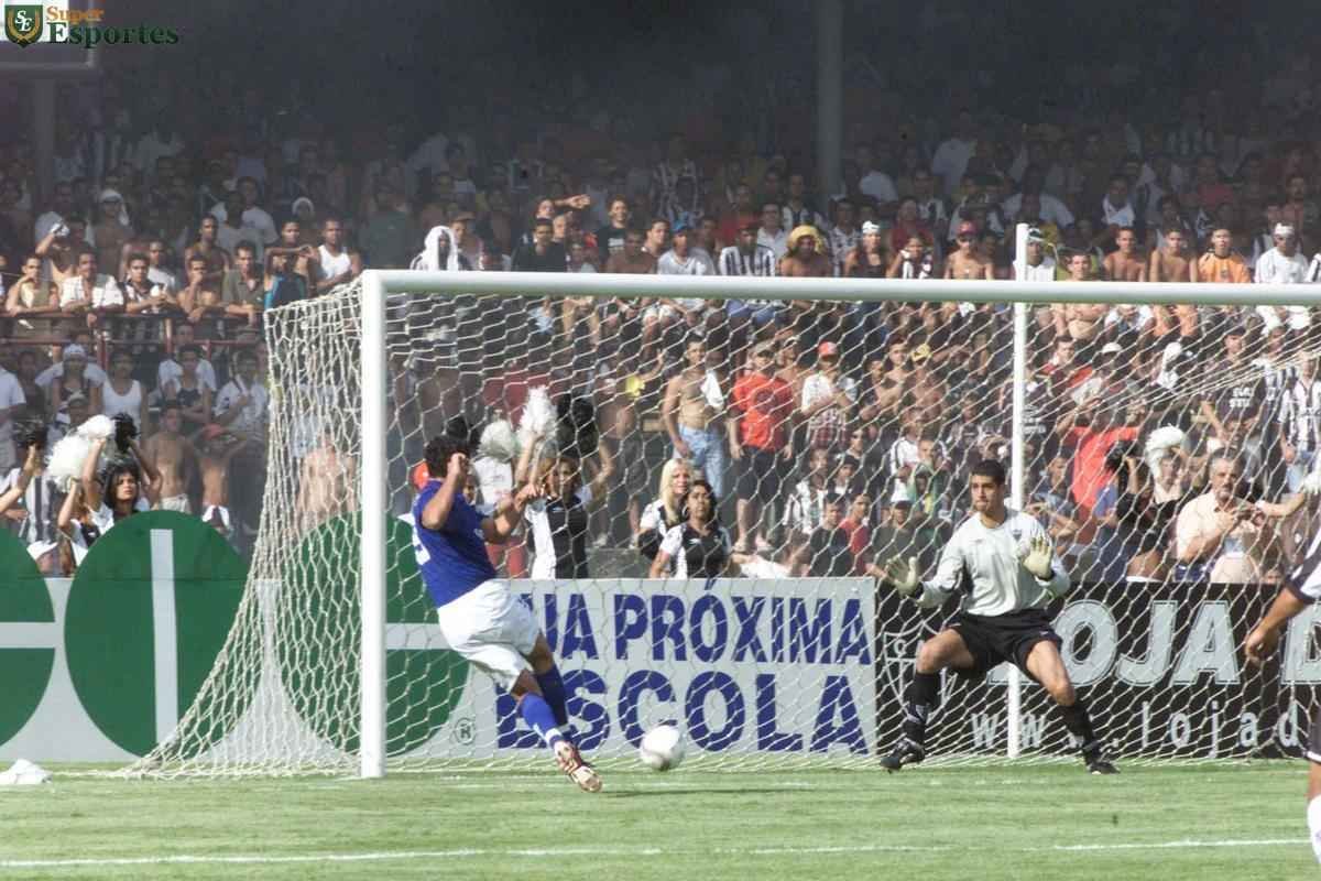 2004 - Guilherme marcou 14 gols pelo Cruzeiro em 2004 e foi campeo mineiro. Na foto, o gol marcado sobre o Atltico na derrota cruzeirense por 5 a 3
