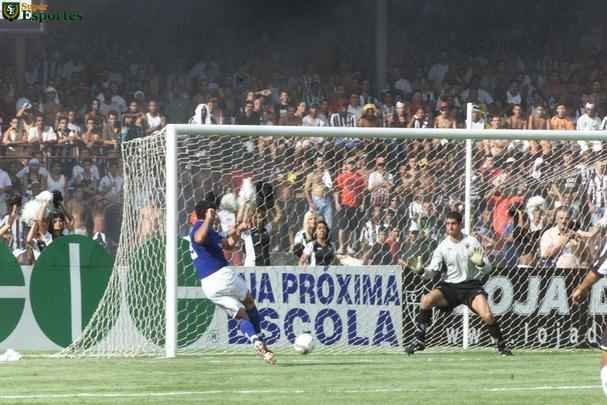 2004 - Guilherme marcou 14 gols pelo Cruzeiro em 2004 e foi campeo mineiro. Na foto, o gol marcado sobre o Atltico na derrota cruzeirense por 5 a 3