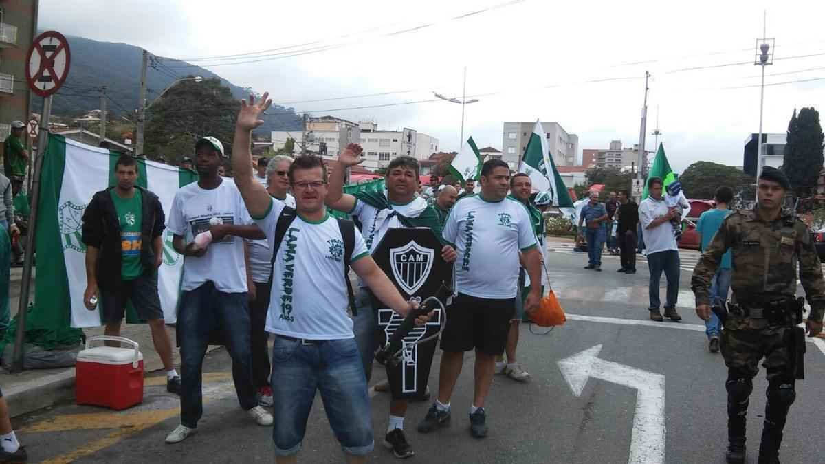 Torcida da Caldense, com muito otimismo, embarca para Varginha