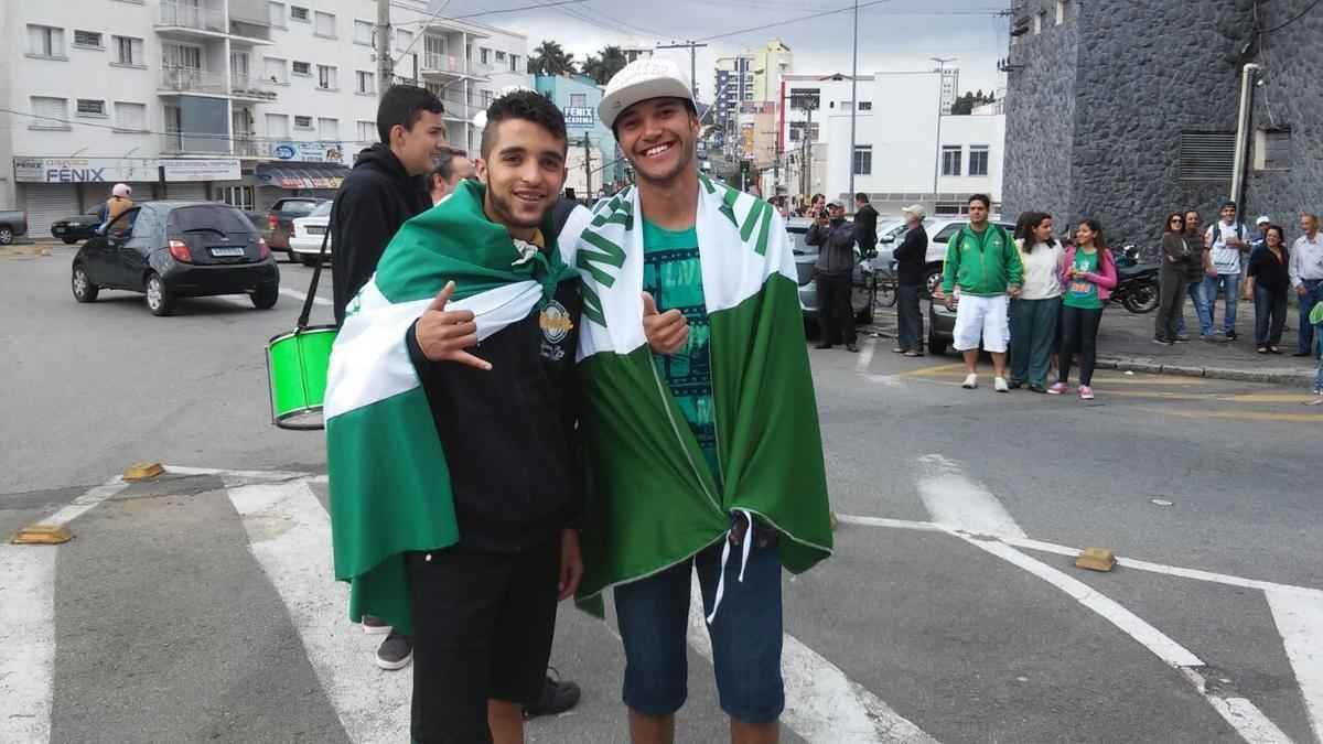 Torcida da Caldense, com muito otimismo, embarca para Varginha