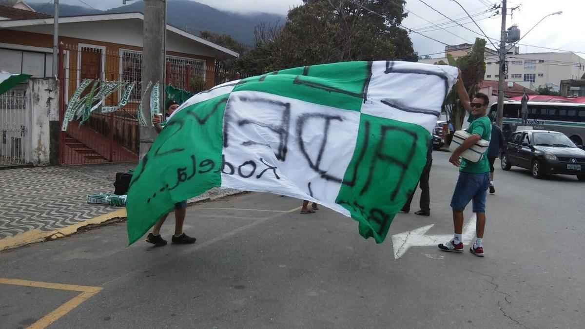 Torcida da Caldense, com muito otimismo, embarca para Varginha