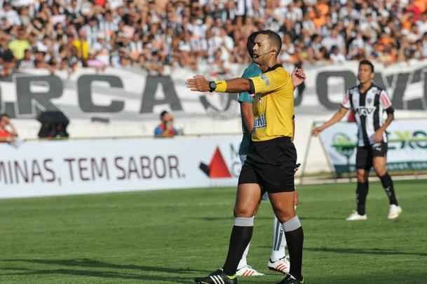 Imagens do primeiro tempo da deciso do Mineiro, entre Caldense e Atltico