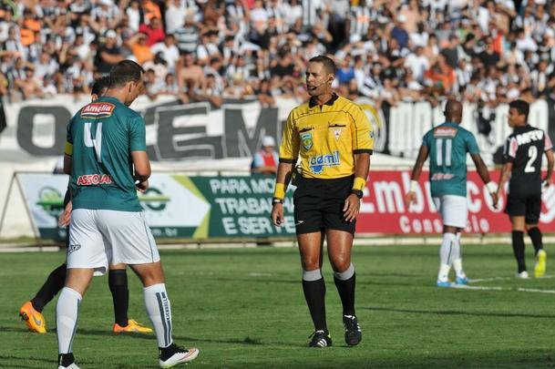 Imagens do primeiro tempo da deciso do Mineiro, entre Caldense e Atltico