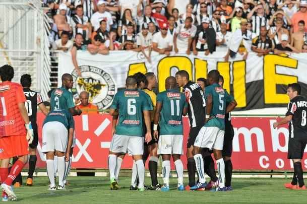Zagueiro Paulo, da Caldense, recebeu amarelo e torcida da Veterana ficou nervosa