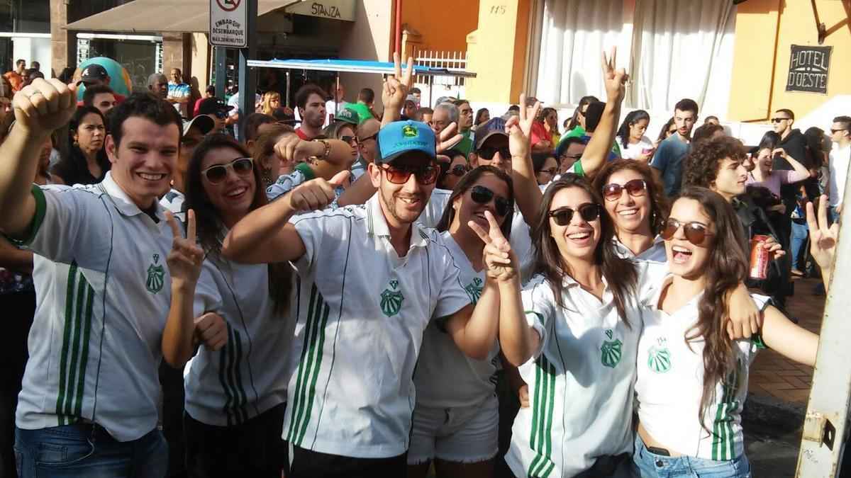 Centenas de torcedores da Caldense que no foram a Varginha acompanharam a final do Campeonato Mineiro, contra o Atltico, na Praa Pedro Sanches, em Poos de Caldas