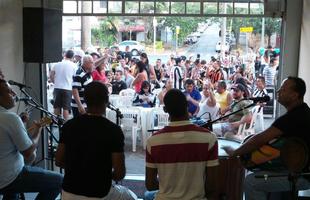 Torcedores do Atltico em bar do Bairro Horto, em BH, durante a final do Mineiro