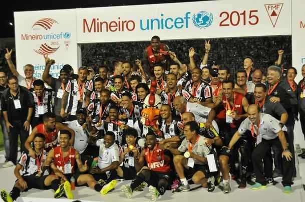 Capito Leonardo Silva ergueu a taa em Varginha e depois time comemorou com a torcida