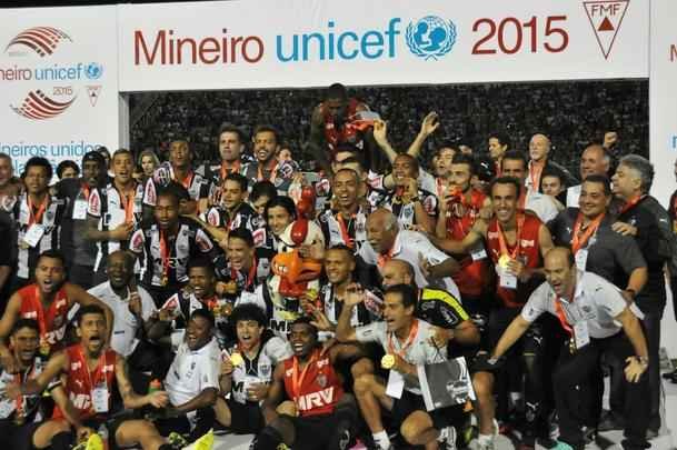 Capito Leonardo Silva ergueu a taa em Varginha e depois time comemorou com a torcida