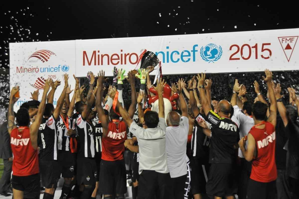 Capito Leonardo Silva ergueu a taa em Varginha e depois time comemorou com a torcida